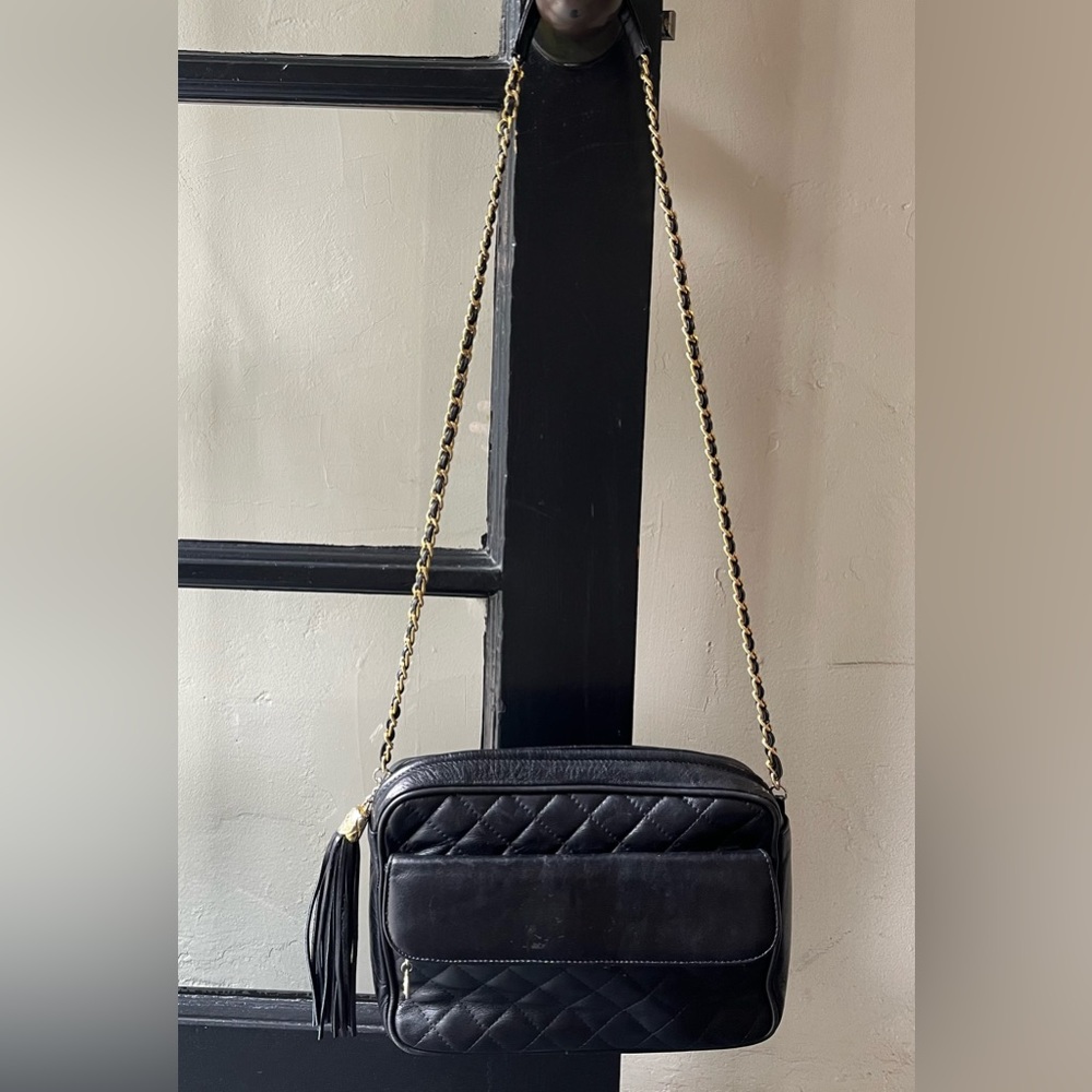 Chic Black Quilted Shoulder Bag with Gold Chain - Picture 3 of 9